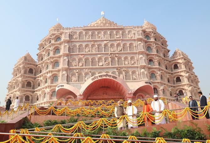 प्रधानमंत्री नरेंद्र मोदी ने वाराणसी के उमरहा में 180 फीट ऊंचे सात मंजिला 'स्वर्वेद महामंदिर' का उद्घाटन किया है। 