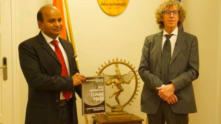 भारतीय अंतरिक्ष अनुसंधान परिषद' (ISRO) को आइसलैंड के हुसाविक संग्रहालय द्वारा प्रतिष्ठित 'लीफ एरिक्सन लूनर पुरस्कार 2023' से सम्मानित किया गया है। 