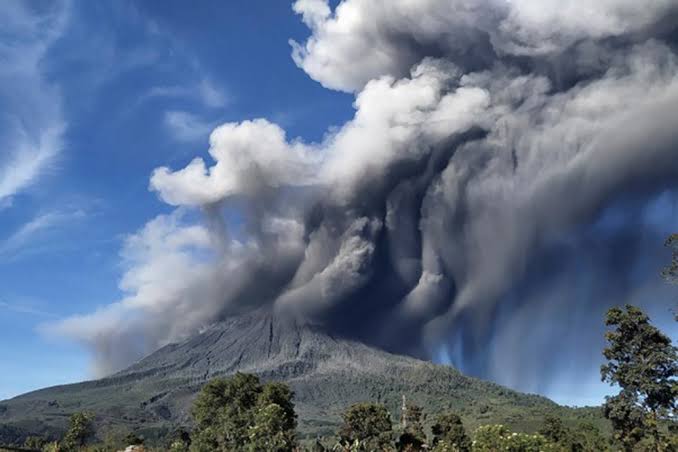 इंडोनेशिया में माउंट लेवोटोबी ज्वालामुखी फटा, हजारों लोगों को निकाला गया