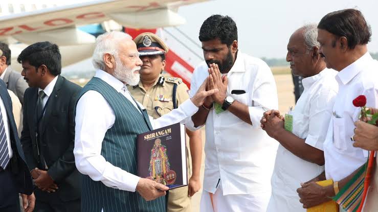 तिरुचि यात्रा के दौरान प्रधानमंत्री मोदी को श्रीरंगम मंदिर पर पुस्तक मिली