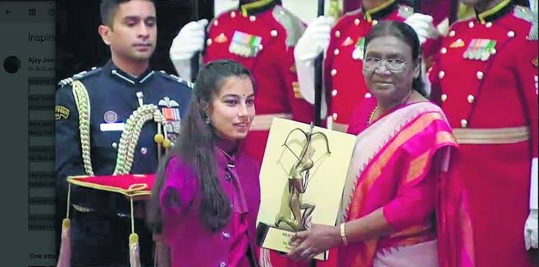 दुनिया की पहली बिना हाथ वाली महिला तीरंदाज शीतल देवी ने अर्जुन पुरस्कार जीता