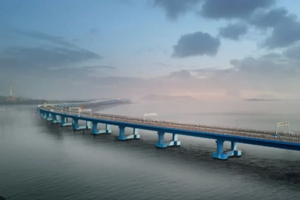 प्रधानमंत्री नरेंद्र मोदी 12 जनवरी को भारत के सबसे लंबे समुद्री पुल अटल सेतु का उद्घाटन करने वाले हैं।