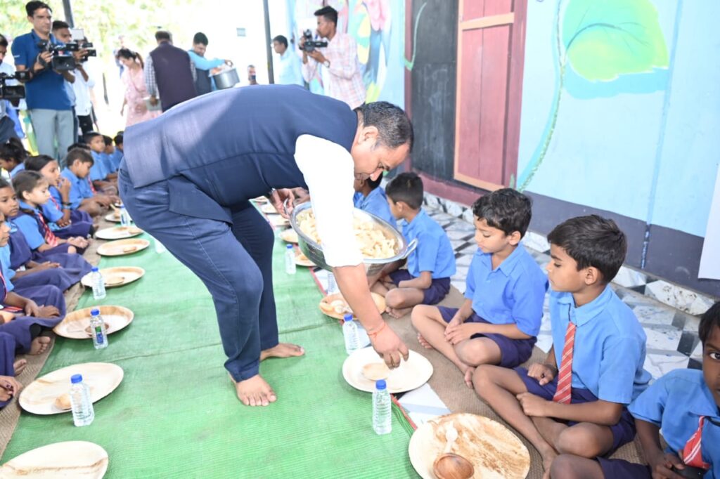 कलेक्टर डॉ गौरव सिंह ने स्कूली बच्चों को "न्योता भोज" कराकर मनाया अपना जन्मदिन।