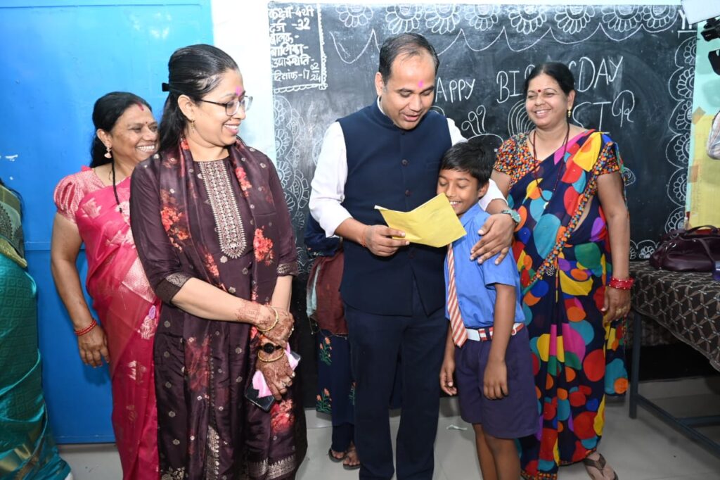 कलेक्टर डॉ गौरव सिंह ने स्कूली बच्चों को "न्योता भोज" कराकर मनाया अपना जन्मदिन।